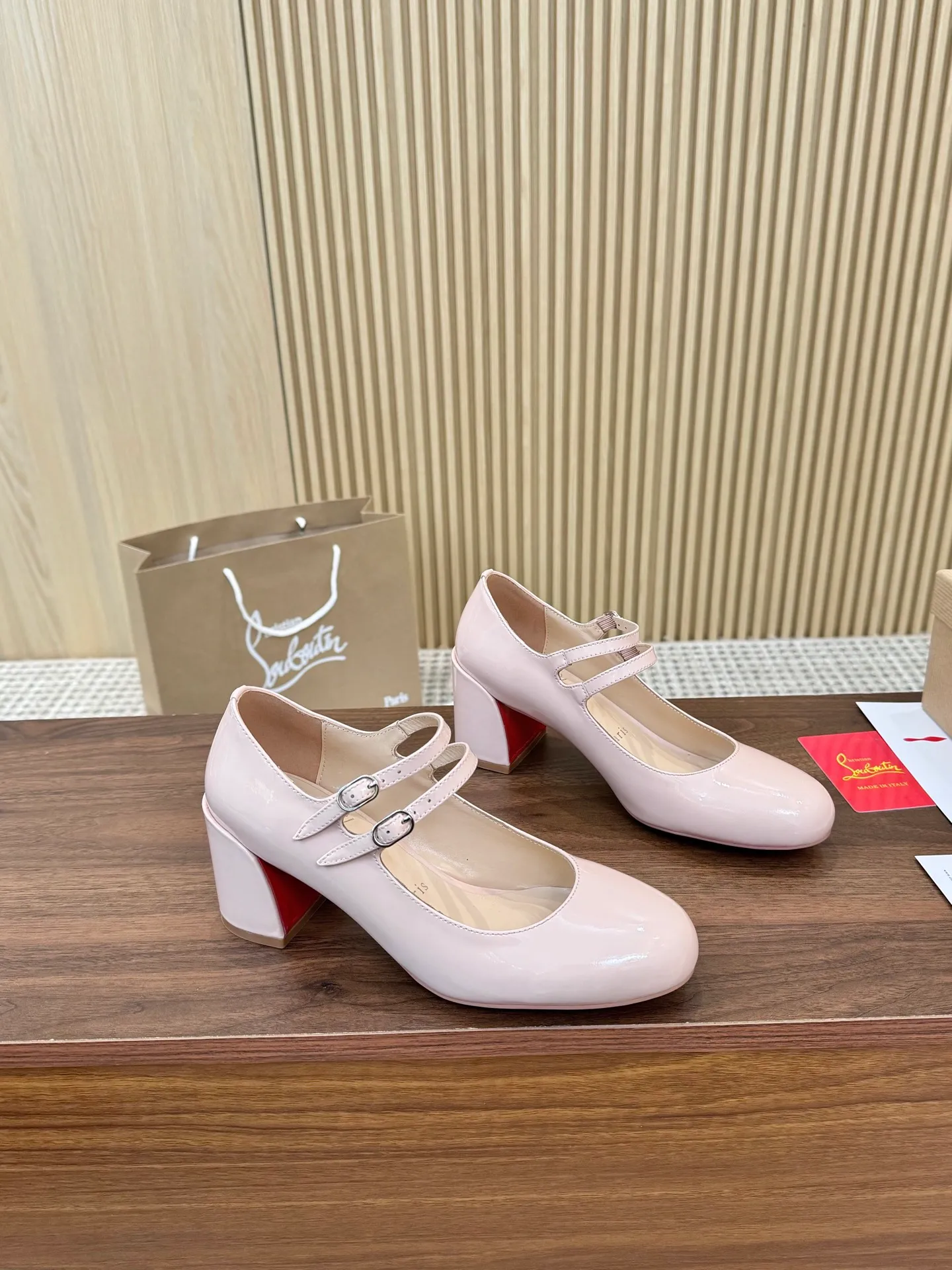 👟👟Ex-factory price 480👟👟 Genuine leather sole +40 Year-round shipment💝Christian Louboutin CL👠 "Patent Leather Series" Noble and luxurious, real blingbling👟👟 Real materials, all customized by the pattern maker, and the materials are made of original customized materials to achieve the taste of the original 6 color options💍Upper: Imported👉cow patent leather💪 Lining: Sheepskin foot pad/lining Code number: 34-40.41.42 Heel height: 6.5cm Genuine leather sole Rubber sole